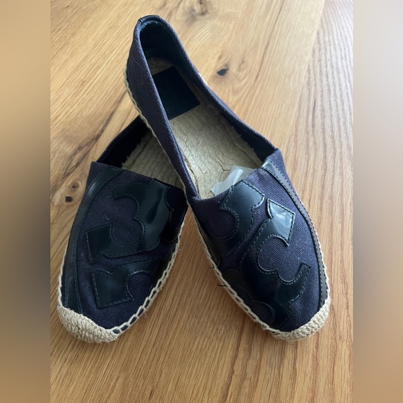 TORY BURCH LONNIE LOGO ESPADRILLES, SIZE 6. - Picture 6 of 9